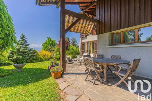 Maison 9 pièces de 245 m² à Vétraz-Monthoux (74100)