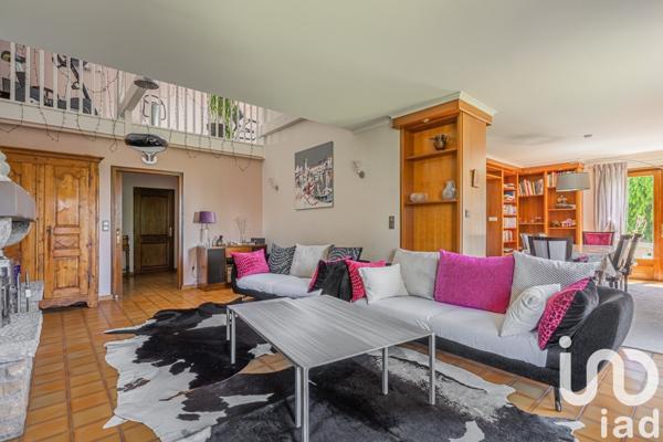 Maison 9 pièces de 245 m² à Vétraz-Monthoux (74100)