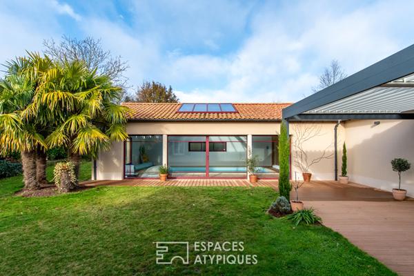 Plain-pied ouvert sur jardin, terrasse et piscine couverte
