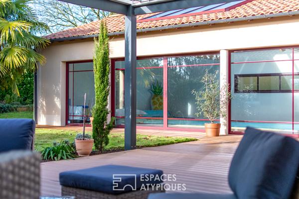 Plain-pied ouvert sur jardin, terrasse et piscine couverte