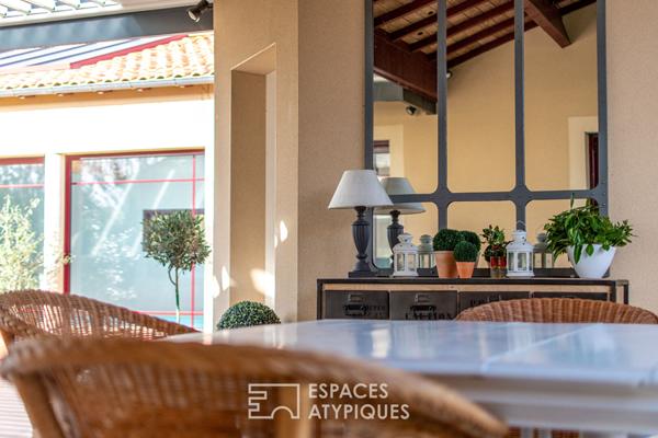 Plain-pied ouvert sur jardin, terrasse et piscine couverte