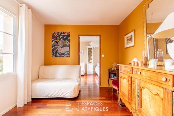 Plain-pied ouvert sur jardin, terrasse et piscine couverte