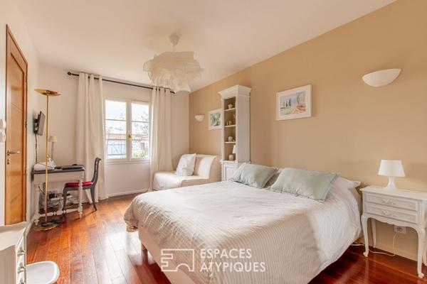 Plain-pied ouvert sur jardin, terrasse et piscine couverte