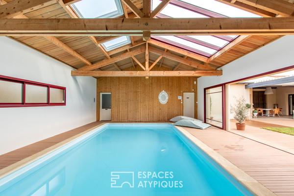 Plain-pied ouvert sur jardin, terrasse et piscine couverte