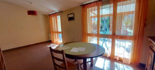 MAISON LA TOUR DU CRIEU AVEC JARDIN IDEALEMENT SITUEE