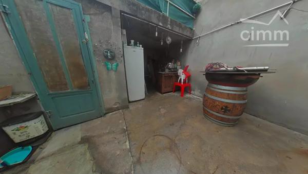 A vendre une grande maison de village de 130 m², en partie rénovée, avec une cour.