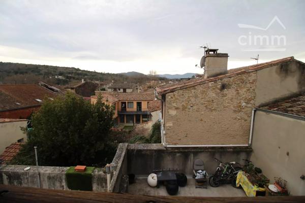 A vendre une grande maison de village de 130 m², en partie rénovée, avec une cour.