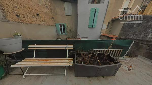 A vendre une grande maison de village de 130 m², en partie rénovée, avec une cour.