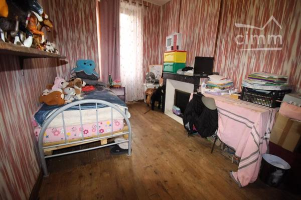 A vendre une grande maison de village de 130 m², en partie rénovée, avec une cour.