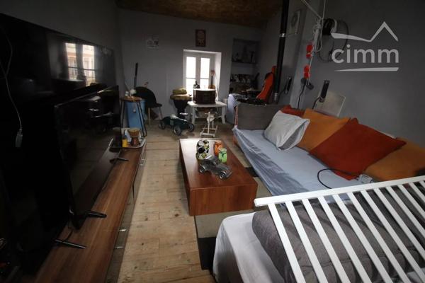 A vendre une grande maison de village de 130 m², en partie rénovée, avec une cour.