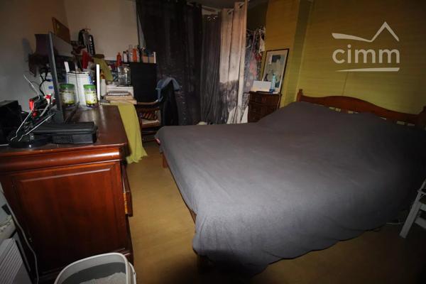 A vendre une grande maison de village de 130 m², en partie rénovée, avec une cour.