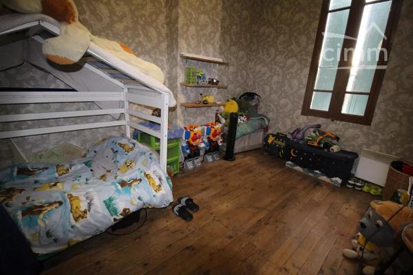 A vendre une grande maison de village de 130 m², en partie rénovée, avec une cour.