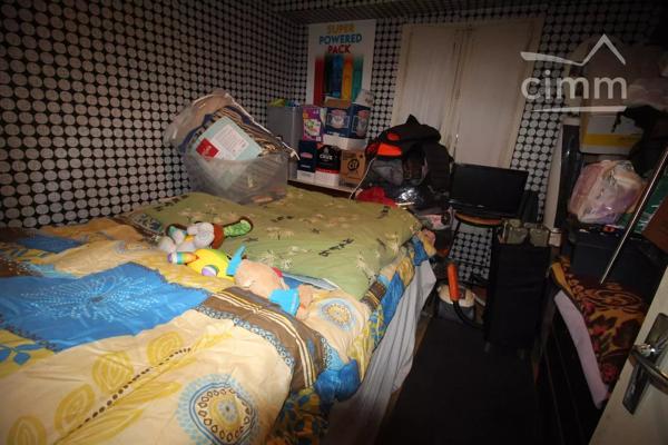 A vendre une grande maison de village de 130 m², en partie rénovée, avec une cour.