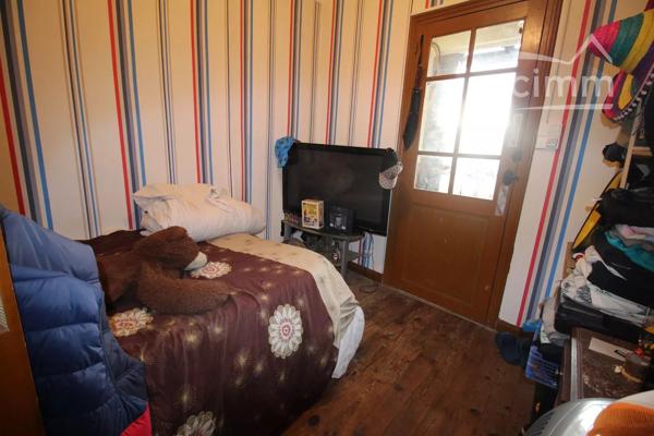 A vendre une grande maison de village de 130 m², en partie rénovée, avec une cour.
