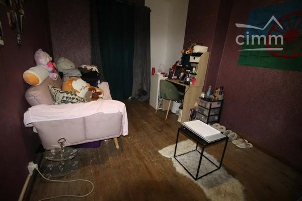 A vendre une grande maison de village de 130 m², en partie rénovée, avec une cour.