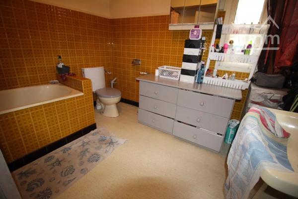 A vendre une grande maison de village de 130 m², en partie rénovée, avec une cour.