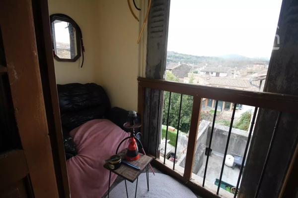 A vendre une grande maison de village de 130 m², en partie rénovée, avec une cour.