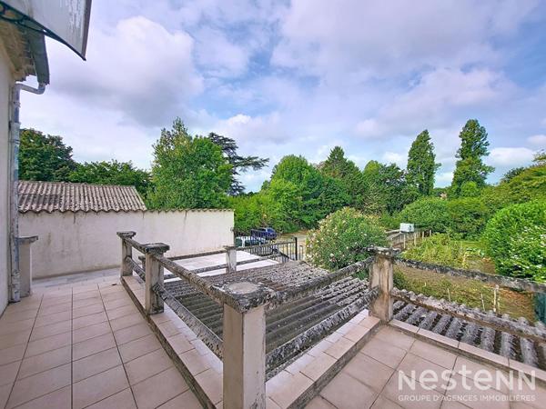 A Vendre Maison en Pierre rénovée de 225 m² avec Terrasses et Jardin proche du centre de Condom