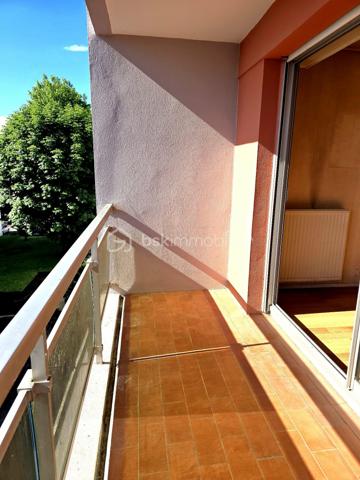 Découvrez cet appartement spacieux de 55,75 m² situé au 2ème étage d'une résidence bien entretenue, construite en 1975. Profitez de la vie urbaine sans compromis sur le confort, avec un séjour agréable et un balcon privé. Bénéficiez d'un parking réservé et des charges annuelles maîtrisées. À proximité des commodités et des transports, cet appartement est idéal pour un mode de vie pratique et connecté. 

Après quelques travaux, vous profiterez d'un bel espace lumineux et au calme. 

En vente dès maintenant, contactez Florence JUYON pour plus d'informations.