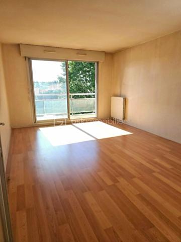 Découvrez cet appartement spacieux de 55,75 m² situé au 2ème étage d'une résidence bien entretenue, construite en 1975. Profitez de la vie urbaine sans compromis sur le confort, avec un séjour agréable et un balcon privé. Bénéficiez d'un parking réservé et des charges annuelles maîtrisées. À proximité des commodités et des transports, cet appartement est idéal pour un mode de vie pratique et connecté. 

Après quelques travaux, vous profiterez d'un bel espace lumineux et au calme. 

En vente dès maintenant, contactez Florence JUYON pour plus d'informations.