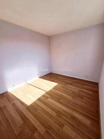 Découvrez cet appartement spacieux de 55,75 m² situé au 2ème étage d'une résidence bien entretenue, construite en 1975. Profitez de la vie urbaine sans compromis sur le confort, avec un séjour agréable et un balcon privé. Bénéficiez d'un parking réservé et des charges annuelles maîtrisées. À proximité des commodités et des transports, cet appartement est idéal pour un mode de vie pratique et connecté. 

Après quelques travaux, vous profiterez d'un bel espace lumineux et au calme. 

En vente dès maintenant, contactez Florence JUYON pour plus d'informations.