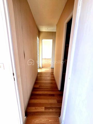 Découvrez cet appartement spacieux de 55,75 m² situé au 2ème étage d'une résidence bien entretenue, construite en 1975. Profitez de la vie urbaine sans compromis sur le confort, avec un séjour agréable et un balcon privé. Bénéficiez d'un parking réservé et des charges annuelles maîtrisées. À proximité des commodités et des transports, cet appartement est idéal pour un mode de vie pratique et connecté. 

Après quelques travaux, vous profiterez d'un bel espace lumineux et au calme. 

En vente dès maintenant, contactez Florence JUYON pour plus d'informations.