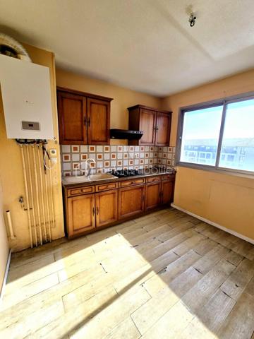 Découvrez cet appartement spacieux de 55,75 m² situé au 2ème étage d'une résidence bien entretenue, construite en 1975. Profitez de la vie urbaine sans compromis sur le confort, avec un séjour agréable et un balcon privé. Bénéficiez d'un parking réservé et des charges annuelles maîtrisées. À proximité des commodités et des transports, cet appartement est idéal pour un mode de vie pratique et connecté. 

Après quelques travaux, vous profiterez d'un bel espace lumineux et au calme. 

En vente dès maintenant, contactez Florence JUYON pour plus d'informations.
