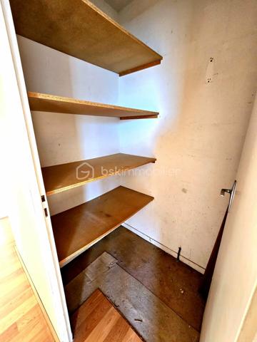 Découvrez cet appartement spacieux de 55,75 m² situé au 2ème étage d'une résidence bien entretenue, construite en 1975. Profitez de la vie urbaine sans compromis sur le confort, avec un séjour agréable et un balcon privé. Bénéficiez d'un parking réservé et des charges annuelles maîtrisées. À proximité des commodités et des transports, cet appartement est idéal pour un mode de vie pratique et connecté. 

Après quelques travaux, vous profiterez d'un bel espace lumineux et au calme. 

En vente dès maintenant, contactez Florence JUYON pour plus d'informations.