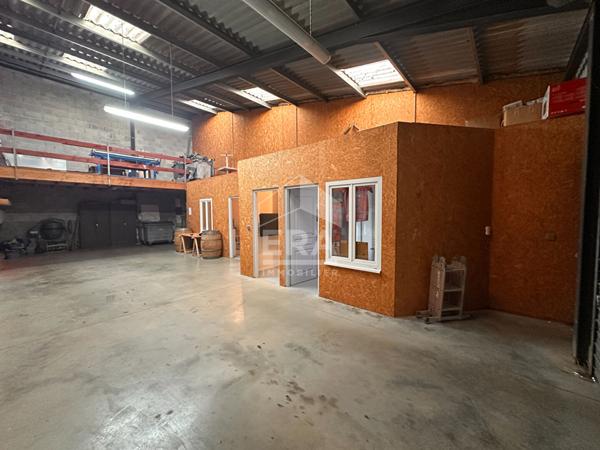 LOCAL PROFESSIONNEL : ENTREPÔT + BUREAU / 132 m² / COPRO RÉCENTE / 2 PARKINGS PRIVATIFS