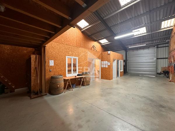 LOCAL PROFESSIONNEL : ENTREPÔT + BUREAU / 132 m² / COPRO RÉCENTE / 2 PARKINGS PRIVATIFS