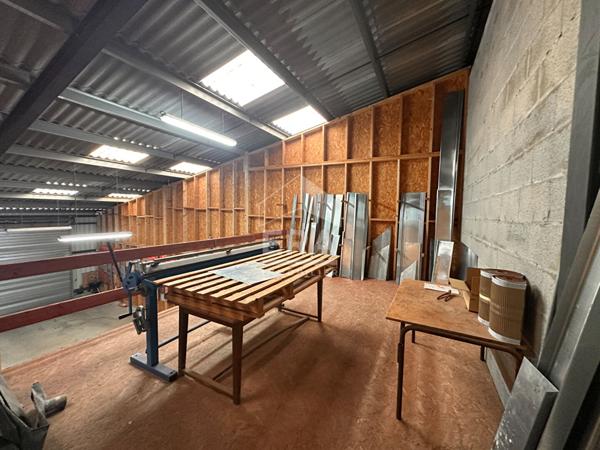 LOCAL PROFESSIONNEL : ENTREPÔT + BUREAU / 132 m² / COPRO RÉCENTE / 2 PARKINGS PRIVATIFS