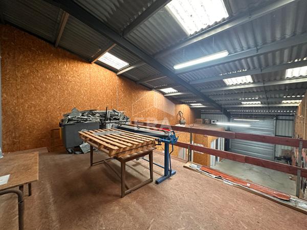 LOCAL PROFESSIONNEL : ENTREPÔT + BUREAU / 132 m² / COPRO RÉCENTE / 2 PARKINGS PRIVATIFS