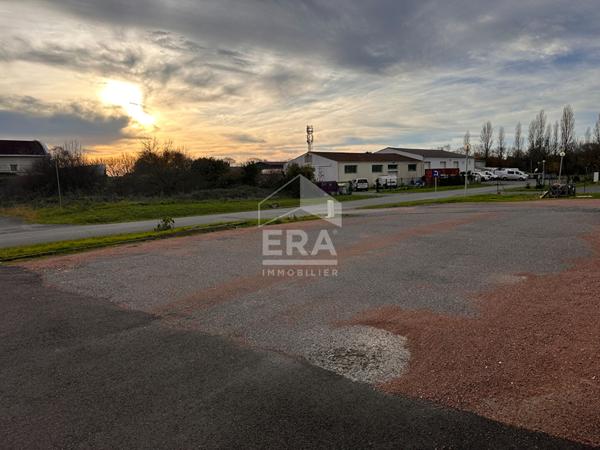 LOCAL PROFESSIONNEL : ENTREPÔT + BUREAU / 132 m² / COPRO RÉCENTE / 2 PARKINGS PRIVATIFS