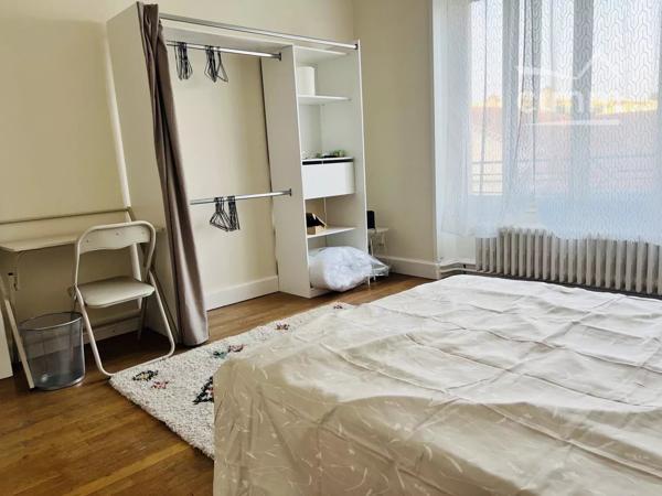 À partir de 360 € par mois, + 40 € de charges (eau, électricité, chauffage et internet inclus).