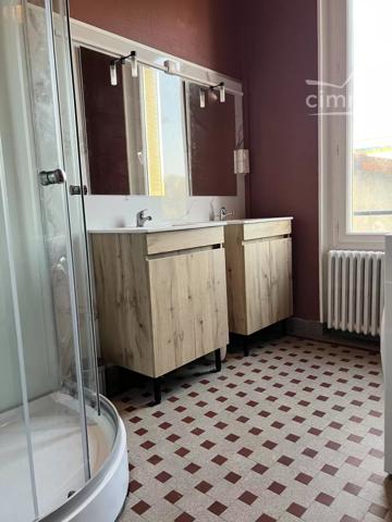À partir de 360 € par mois, + 40 € de charges (eau, électricité, chauffage et internet inclus).