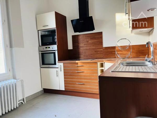 À partir de 360 € par mois, + 40 € de charges (eau, électricité, chauffage et internet inclus).