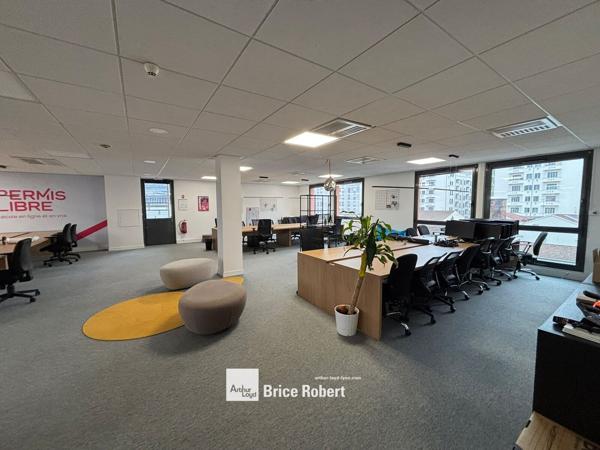 Bureaux à louer lumineux en bon état Lyon 9ème avec espace cuisine