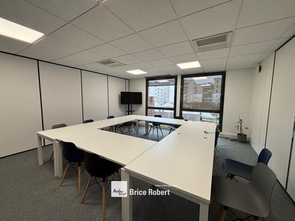 Bureaux à louer lumineux en bon état Lyon 9ème avec espace cuisine