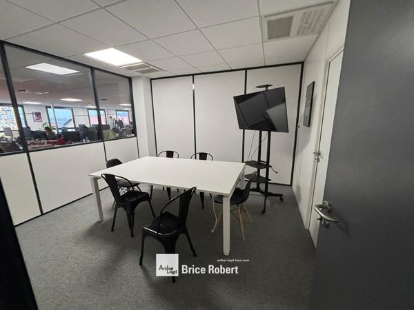 Bureaux à louer lumineux en bon état Lyon 9ème avec espace cuisine
