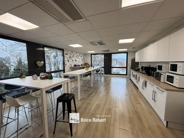 Bureaux à louer lumineux en bon état Lyon 9ème avec espace cuisine