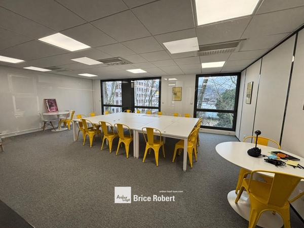 Bureaux à louer lumineux en bon état Lyon 9ème avec espace cuisine