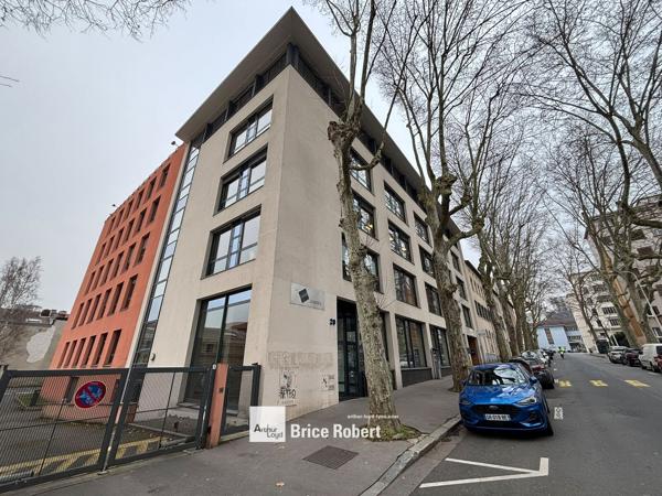 Bureaux à louer lumineux en bon état Lyon 9ème avec espace cuisine