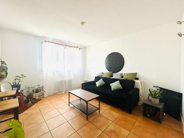 Appartement 3 pièces à vendre à Nanterre - Investissement idéal 280 000 € **  - Référence  15537
