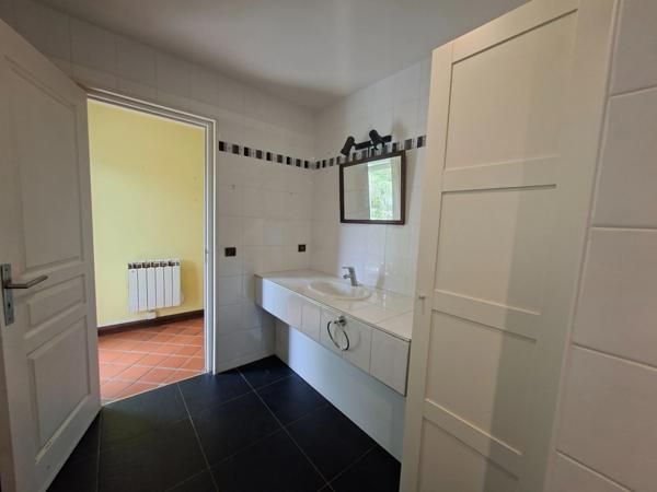 Maison de plain-pied 143 m² – 3 chambres – Jardin clos – Accès rapide Bordeaux–Montpon Ménestérol (24700)