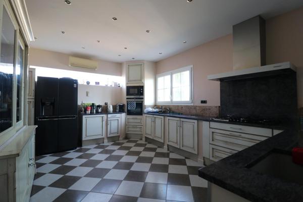 Arles, Villa 220m² sur terrain de 3900m²