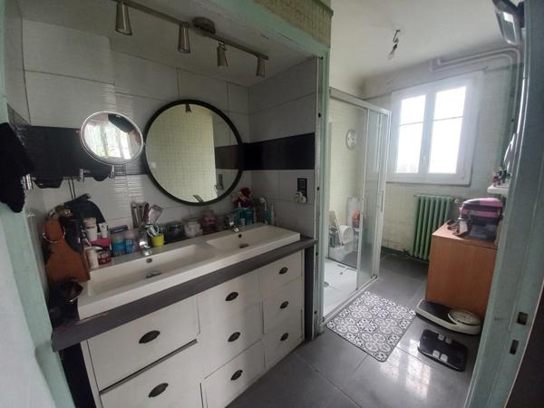 Quartier prisé de Vierzon,vaste maison sur beau terrain de plus de 3000m2