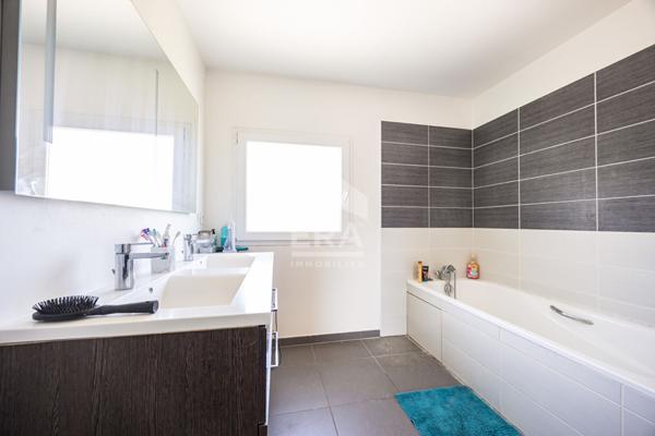 A vendre - Torreilles - Villa de 2012 - 4 chambres - Piscine - Garage .