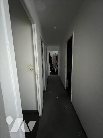Appartement situé au quatrième étage , exposition Est de type T3 comprenant : entrée, dégagemen...