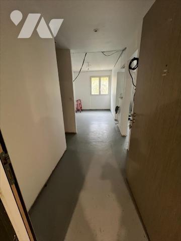 Appartement situé au quatrième étage , exposition Est de type T3 comprenant : entrée, dégagemen...