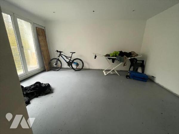 Appartement situé au quatrième étage , exposition Est de type T3 comprenant : entrée, dégagemen...